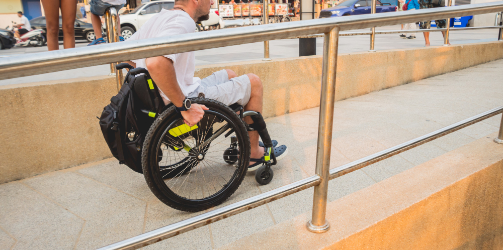 Rampa de acessibilidade para cadeirante: conheça a fabricante ideal